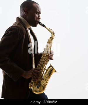 L'uomo suonare il sassofono Foto Stock