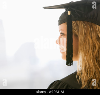 Donna che indossa il cappuccio di graduazione e vestaglia Foto Stock