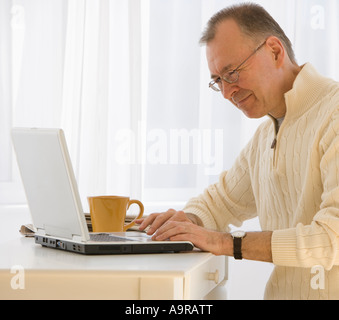 Man digitando su laptop Foto Stock