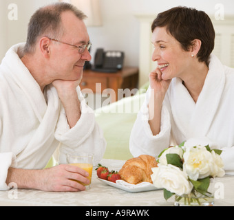 Matura in accappatoi sorridente ad ogni altro Foto Stock