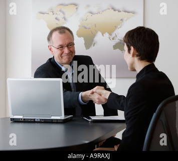 Imprenditore e imprenditrice stringono le mani Foto Stock