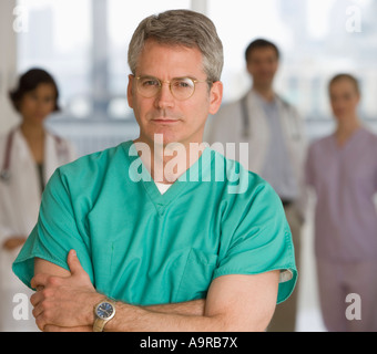 Medico maschio indossa scrubs Foto Stock