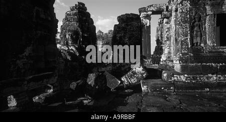 Torri di faccia sulla terrazza superiore dell'Bayon uno dei principali templi di Angkor in Cambogia Foto Stock