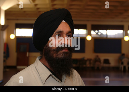 Ritratto di un uomo Sikh nel Gurdwara o Tempio Sri Guru Singh Sabha Hounslow, Middlesex, Regno Unito. Foto Stock