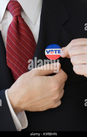 Imprenditore indossando voto pin su bavero Foto Stock