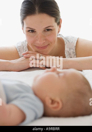 Madre guarda il sonno del bambino Foto Stock