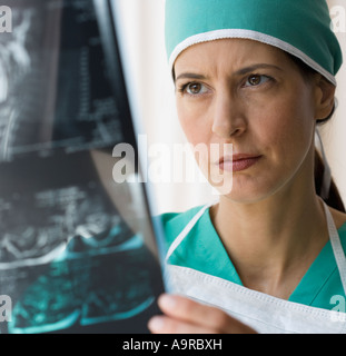 Medico donna cerchi a raggi x Foto Stock