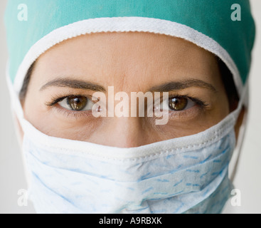 Close up medico donna che indossa la maschera chirurgica Foto Stock