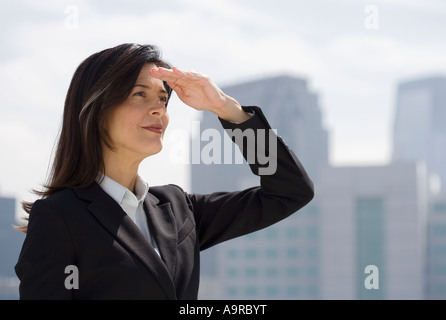 Imprenditrice occhi di schermatura da parte di Sun Foto Stock
