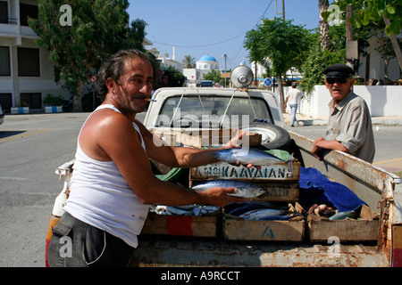 Il greco di uomini di vendita del pesce dal retro di un pick up truck. Kos, Grecia, Giugno 2007 Foto Stock