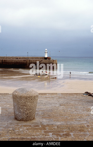 Porto scena mostrando Smeatons Pier e il faro con la bassa marea nella città di pescatori di St Ives in Cornovaglia NEL REGNO UNITO Foto Stock