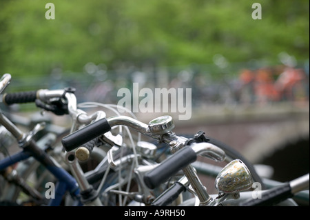 Le biciclette in Amsterdam Olanda Foto Stock