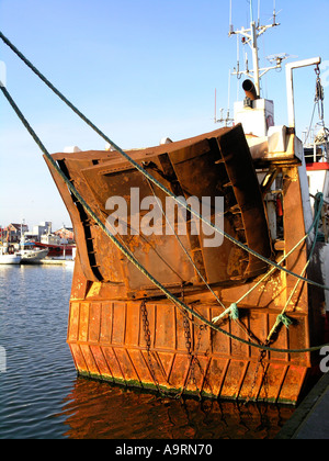 Molto arrugginiti stern sulla pesca a strascico Foto Stock