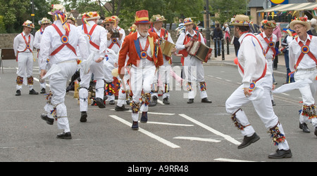 Gloucestershire Morris uomini dancing in street Bishops Cleeve fiore giorno vicino a Cheltenham Regno Unito Foto Stock