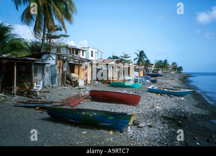 Poveri fishermens' capanne e barche su una spiaggia di ciottoli vicino alla capitale Rosea su l'isola di Dominica Foto Stock