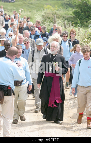 L Arcivescovo di Canterbury il Rt Revd Rowan Williams a piedi dalla Cappella di San Aldhelm presso il St Aldhelm s capo Dorset Regno Unito Foto Stock
