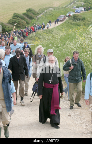 L Arcivescovo di Canterbury il Rt Revd Rowan Williams a piedi dalla Cappella di San Aldhelm presso il St Aldhelm s capo Dorset Regno Unito Foto Stock