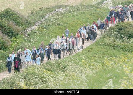 L Arcivescovo di Canterbury il Rt Revd Rowan Williams a piedi dalla Cappella di San Aldhelm presso il St Aldhelm s capo Dorset Regno Unito Foto Stock