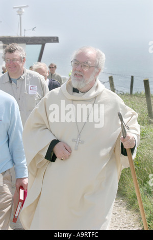 L Arcivescovo di Canterbury il Rt Revd Rowan Williams a piedi dalla Cappella di San Aldhelm presso il St Aldhelm s capo Dorset Regno Unito Foto Stock