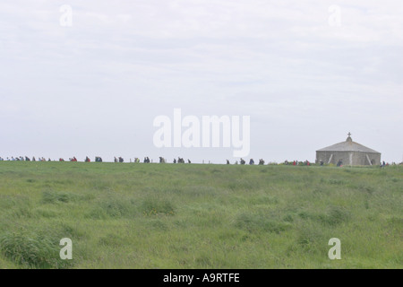 L Arcivescovo di Canterbury il Rt Revd Rowan Williams a piedi dalla Cappella di San Aldhelm presso il St Aldhelm s capo Dorset Regno Unito Foto Stock