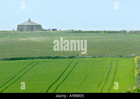 L Arcivescovo di Canterbury il Rt Revd Rowan Williams a piedi dalla Cappella di San Aldhelm presso il St Aldhelm s capo Dorset Regno Unito Foto Stock