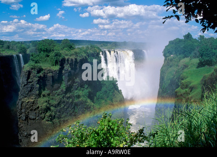 Rainbow su Victoria Falls. Zimbabwe Foto Stock