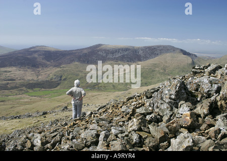 Una femmina di walker su Moel Hebog in Snowdonia, il Galles del Nord Foto Stock