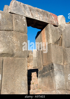 Arco in pietra alle mura antiche della città di Sacsayhuaman, Perù Foto Stock