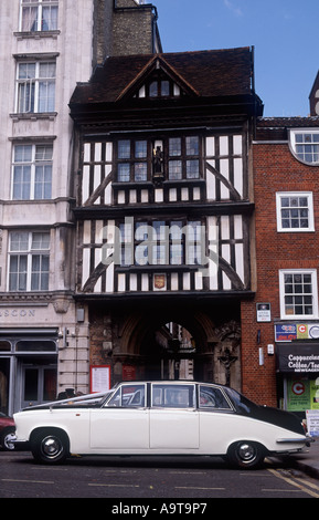 In bianco e nero di Daimler limousine matrimonio prima di San Bartolomeo la grande chiesa, City of London Foto Stock