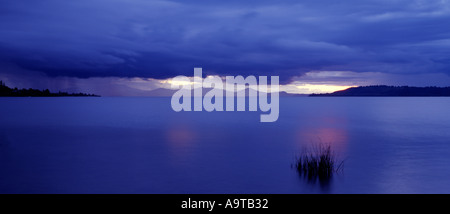 Bagliore di sera sul lago Taupo verso il parco nazionale di nuova zelanda Foto Stock