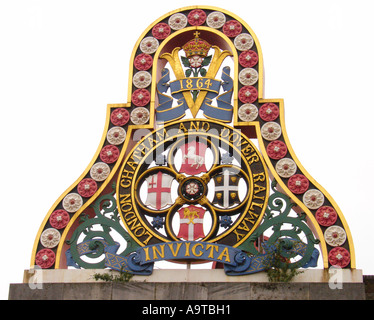 Stemma di Londra Chatham e dover Railway Bearing Shields di Londra, Kent Rochester e dover sul ponte ferroviario Blackfriars, Londra, Inghilterra, Regno Unito Foto Stock