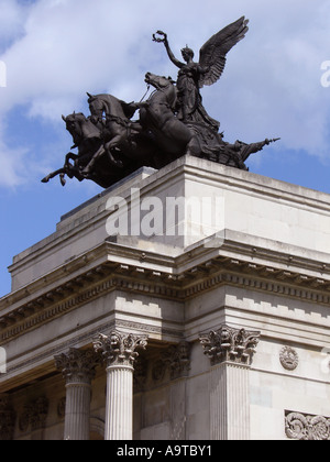 La Quadriga sulla sommità del Wellington Arch, Hyde Park Londra Inghilterra REGNO UNITO Foto Stock