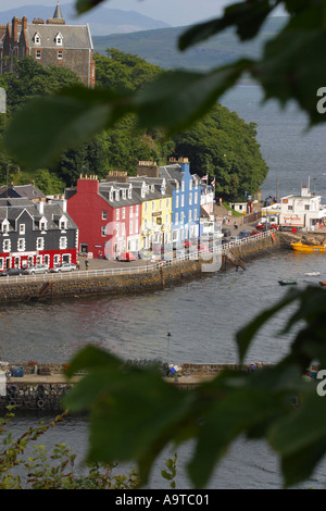 Tobermory sull'Isle of Mull Scotland vista mostrante il negozio coloratissimo fronti lungo il lato del porto Foto Stock