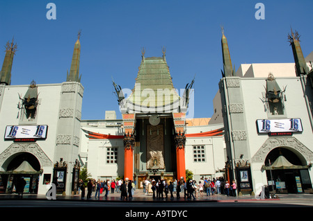 I visitatori al di fuori del Grauman's Chinese Theater è stata dichiarata storico punto di riferimento culturale nel 1968 Hollywood California Foto Stock