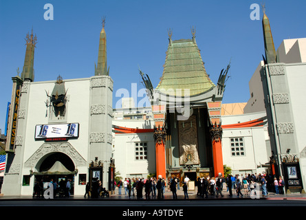I visitatori al di fuori del Grauman's Chinese Theater è stata dichiarata storico punto di riferimento culturale nel 1968 Hollywood California Foto Stock