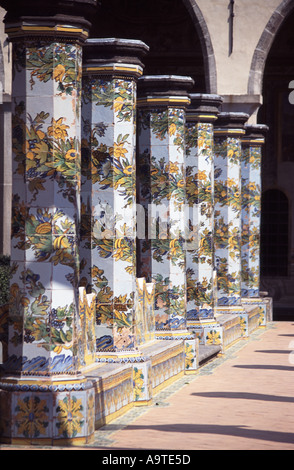 Chiostro maiolicato nella Basilica di Santa Clara Nuns Napoli Campania Italia Foto Stock