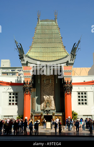 I visitatori al di fuori del Grauman's Chinese Theater è stata dichiarata storico punto di riferimento culturale nel 1968 Hollywood California Foto Stock