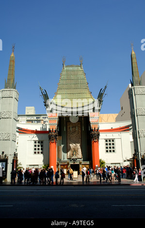 I visitatori al di fuori del Grauman's Chinese Theater è stata dichiarata storico punto di riferimento culturale nel 1968 Hollywood California Foto Stock