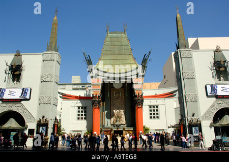 I visitatori al di fuori del Grauman's Chinese Theater è stata dichiarata storico punto di riferimento culturale nel 1968 Hollywood California Foto Stock