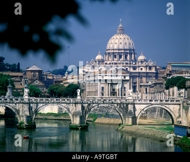 PONTE SANT ANGELO BRIDGE CITTÀ DEL VATICANO il fiume Tevere a Roma Italia Foto Stock