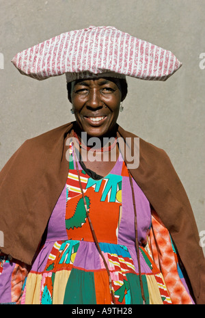 Herero donna che indossa gli abiti tradizionali e copricapo Botswana Foto Stock