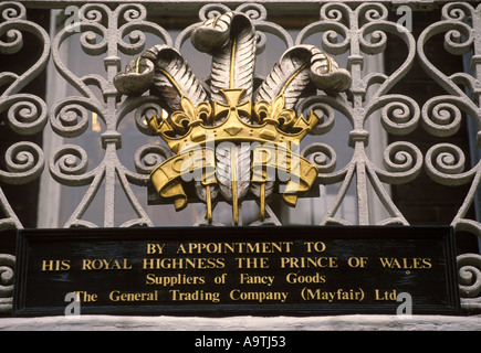 Royal Warrant Prince of Wales Feathers sopra l'ingresso al negozio della General Trading Company Chelsea Knightsbridge London 2000S HOMER SYKES Foto Stock