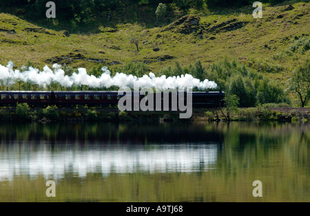 Giacobita treno a vapore la Scozia in viaggio passato Loch Eilt Highlands della Scozia UK Foto Stock