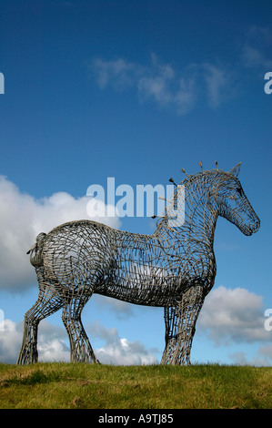 'L'Clydesdale gabbia in ferro di armatura cavallo pesante' un enorme 'modello aratro horse" accanto alla M8 Scozia Scotland Foto Stock