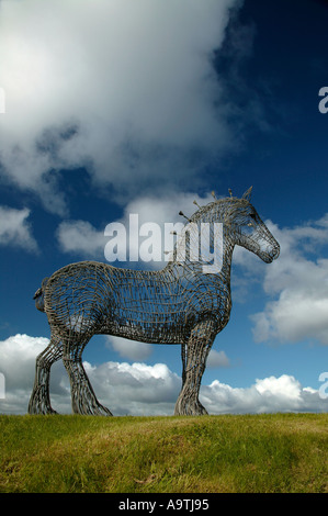 'L'Clydesdale gabbia in ferro di armatura cavallo pesante' un enorme 'modello aratro horse" accanto alla M8 Scozia Scotland Foto Stock