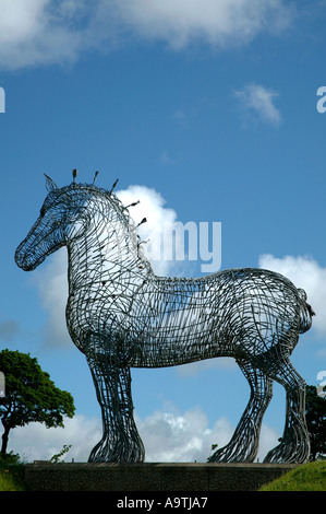 Il Clydesdale cavallo pesanti un enorme gabbia in ferro di armatura cavallo aratro che domina il paesaggio accanto al 'M8' di Glasgow in Scozia Foto Stock