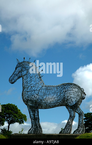 Il Clydesdale cavallo pesanti un enorme gabbia in ferro di armatura cavallo aratro che domina il paesaggio accanto al 'M8' di Glasgow in Scozia Foto Stock