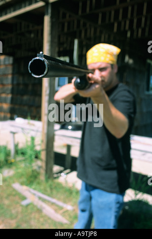 Guardando verso il basso canna dell uomo fucile da caccia di puntamento Foto Stock