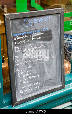 Chalk board con menu e prezzi per il cibo nel bistro 'Hay on Wye' Wales UK Foto Stock