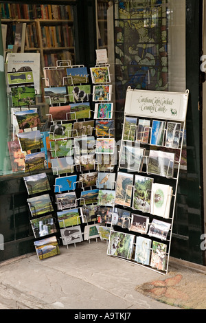 Cartoline e biglietti di auguri in vendita ai turisti nel bookshop porta Hay on Wye Wales UK Foto Stock